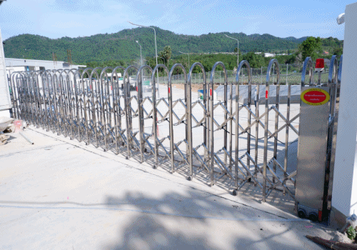 ผลงานติดตั้งประตูบานเลื่อนสแตนเลส ( Folding Gate ) ที่ อ.นิคมพัฒนา จ.ระยอง